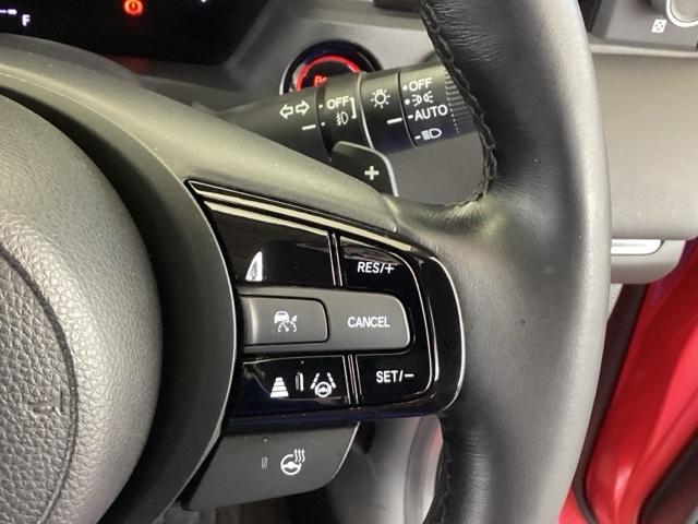 ヴェゼル ｅ：ＨＥＶＺ　純正メモリーナビ　マルチビューカメラ　Ｓヒータ　地デジフルセグＴＶ　定期点検記録簿　電動テールゲート　サイドエアバッグ　後カメラ　前後障害物センサー　横滑防止装置　エアコン　ＬＥＤヘットライト　ＡＢＳ（42枚目）