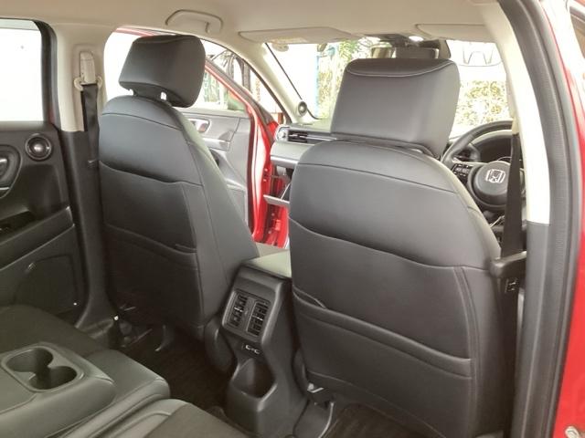 ヴェゼル ｅ：ＨＥＶＺ　純正メモリーナビ　マルチビューカメラ　Ｓヒータ　地デジフルセグＴＶ　定期点検記録簿　電動テールゲート　サイドエアバッグ　後カメラ　前後障害物センサー　横滑防止装置　エアコン　ＬＥＤヘットライト　ＡＢＳ（56枚目）