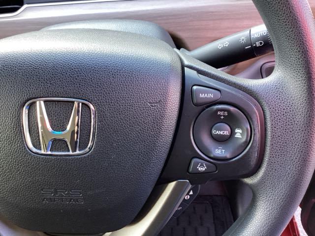 �X�e�A�����O�z�C�[���̉E�����N���[�Y�R���g���[���X�C�b�`�ł��B�A�N�Z���y�_���𓥂܂��Ɉ�葖�s���o����̂ŁA�������H�ł̑��s���O�b�Ɖ��K�ɂȂ�܂��B