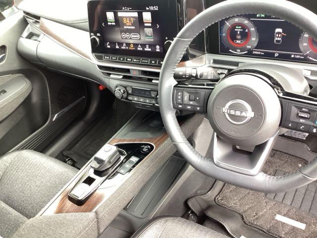 ���Y�����������[�i�r���ڂȂ̂ŁA�����ւ̃h���C�u�����C���������I�X�e�A�����O���葤�ɃI�[�f�B�I�֘A�̃R���g���[���X�C�b�`��z�u���Ă��܂��B���쎞�͎�������炷���ƂȂ��^�]�ɏW���ł��܂�