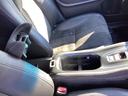 運転席からも助手席からも自由に使えるドリンクホルダー付。アームコンソールボックス装備。収納付きなのでちょっとした小物を入れるのに便利です。