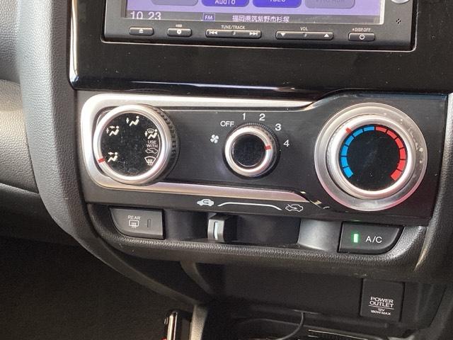 フィット 13G・Fパッケージ 純正ナビ ワンセグ リアカメラ イモビ DVD再生可能 スマ-トキ- VSA ETC付き 助手席エアバッグ Rカメラ オートエアコン エアバック PS キ-フリ- 1セグ PW ABS TVナビ(13枚目)