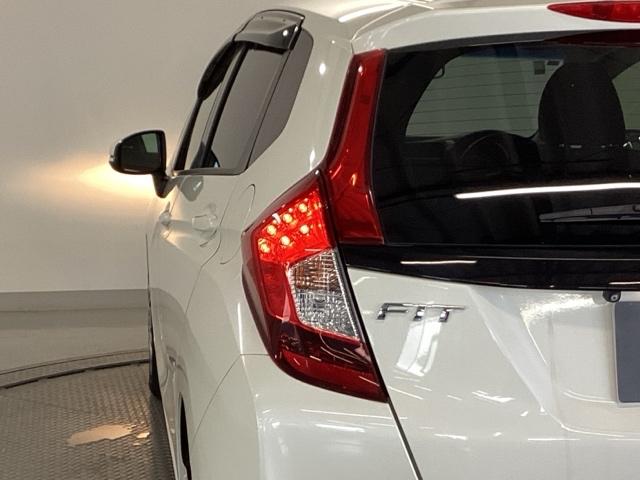 フィット 13G・Fパッケージ 純正ナビ ワンセグ リアカメラ イモビ DVD再生可能 スマ-トキ- VSA ETC付き 助手席エアバッグ Rカメラ オートエアコン エアバック PS キ-フリ- 1セグ PW ABS TVナビ(32枚目)