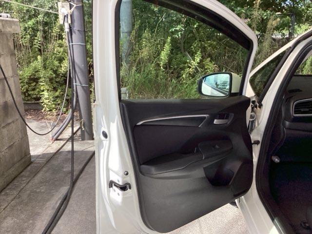 フィット 13G・Fパッケージ 純正ナビ ワンセグ リアカメラ イモビ DVD再生可能 スマ-トキ- VSA ETC付き 助手席エアバッグ Rカメラ オートエアコン エアバック PS キ-フリ- 1セグ PW ABS TVナビ(35枚目)