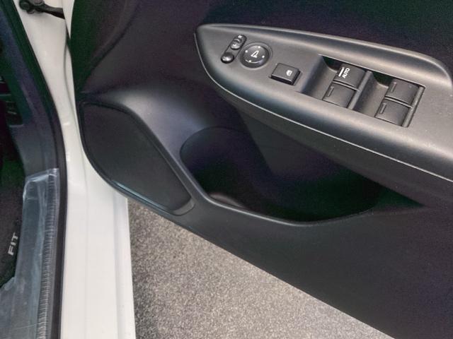 フィット 13G・Fパッケージ 純正ナビ ワンセグ リアカメラ イモビ DVD再生可能 スマ-トキ- VSA ETC付き 助手席エアバッグ Rカメラ オートエアコン エアバック PS キ-フリ- 1セグ PW ABS TVナビ(48枚目)