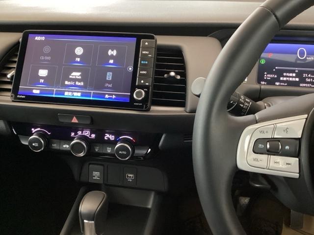 フィット e:HEVホーム 純正ナビ フルセグ リアカメラ 前後誤発進抑制機能 クリソナ 助手席エアバッグ 運転席エアバッグ アイドリングストップ LEDライト USB接続 バックカメラ ABS サイドエアバッグ スマートキー(2枚目)