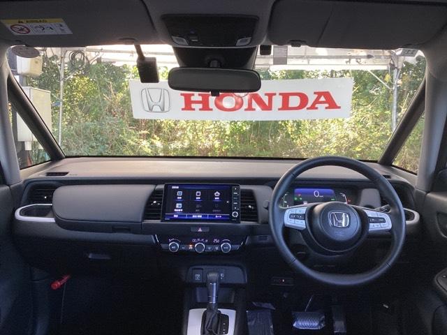 フィット e:HEVホーム 試乗車 メモリーナビ ドラレコ ETC 前後誤発進抑制機能 助手席エアバッグ 運転席エアバッグ アイドリングストップ 禁煙 LEDライト USB接続 バックカメラ ABS サイドエアバッグ DVD再生(2枚目)