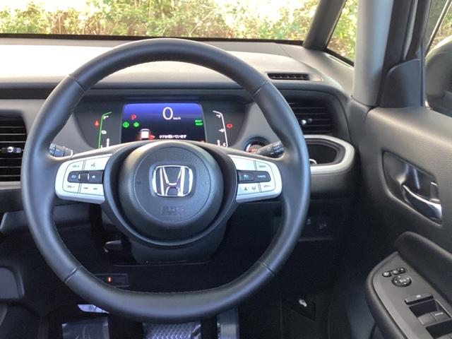 フィット e:HEVホーム 試乗車 メモリーナビ ドラレコ ETC 前後誤発進抑制機能 助手席エアバッグ 運転席エアバッグ アイドリングストップ 禁煙 LEDライト USB接続 バックカメラ ABS サイドエアバッグ DVD再生(3枚目)