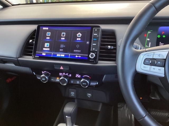 フィット e:HEVホーム 試乗車 メモリーナビ ドラレコ ETC 前後誤発進抑制機能 助手席エアバッグ 運転席エアバッグ アイドリングストップ 禁煙 LEDライト USB接続 バックカメラ ABS サイドエアバッグ DVD再生(6枚目)