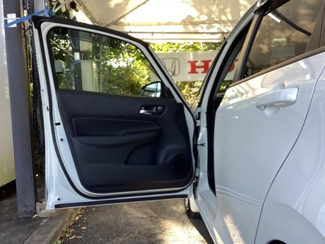 フィット e:HEVホーム 試乗車 メモリーナビ ドラレコ ETC 前後誤発進抑制機能 助手席エアバッグ 運転席エアバッグ アイドリングストップ 禁煙 LEDライト USB接続 バックカメラ ABS サイドエアバッグ DVD再生(27枚目)