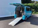 スロープにより車いすのままで乗り降りできます。車いすをご利用の方の移動をサポートするとともに、介護する方の負担を軽減します。