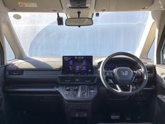 フロントガラスが大きく、ワイドな視界で運転もしやすくなるように設定されています。 2