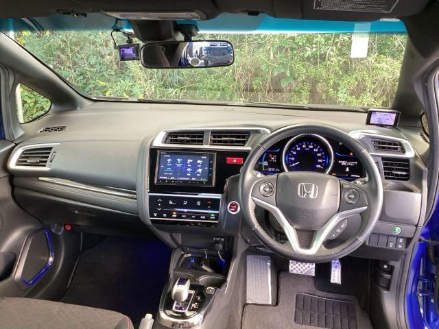 フィットハイブリッド Ｓパッケージ　純正メモリーナビ　衝突低減ブレーキ　点検記録簿　サイドエアバック　リアカメラ　ＵＳＢ　ＶＳＡ　クルコン　地デジＴＶ　イモビライザー　パワーウィンドウ　スマキー　ＤＶＤ再生　ナビＴＶ　ＥＴＣ付　パワステ（2枚目）