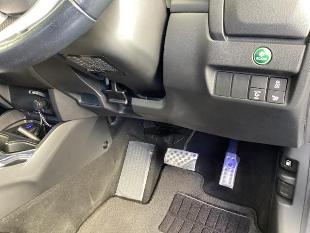 フィットハイブリッド Ｓパッケージ　純正メモリーナビ　衝突低減ブレーキ　点検記録簿　サイドエアバック　リアカメラ　ＵＳＢ　ＶＳＡ　クルコン　地デジＴＶ　イモビライザー　パワーウィンドウ　スマキー　ＤＶＤ再生　ナビＴＶ　ＥＴＣ付　パワステ（15枚目）