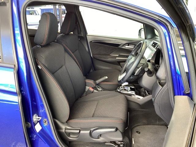 フィットハイブリッド Ｓパッケージ　純正メモリーナビ　衝突低減ブレーキ　点検記録簿　サイドエアバック　リアカメラ　ＵＳＢ　ＶＳＡ　クルコン　地デジＴＶ　イモビライザー　パワーウィンドウ　スマキー　ＤＶＤ再生　ナビＴＶ　ＥＴＣ付　パワステ（16枚目）