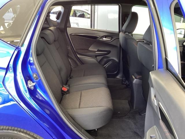 フィットハイブリッド Ｓパッケージ　純正メモリーナビ　衝突低減ブレーキ　点検記録簿　サイドエアバック　リアカメラ　ＵＳＢ　ＶＳＡ　クルコン　地デジＴＶ　イモビライザー　パワーウィンドウ　スマキー　ＤＶＤ再生　ナビＴＶ　ＥＴＣ付　パワステ（17枚目）