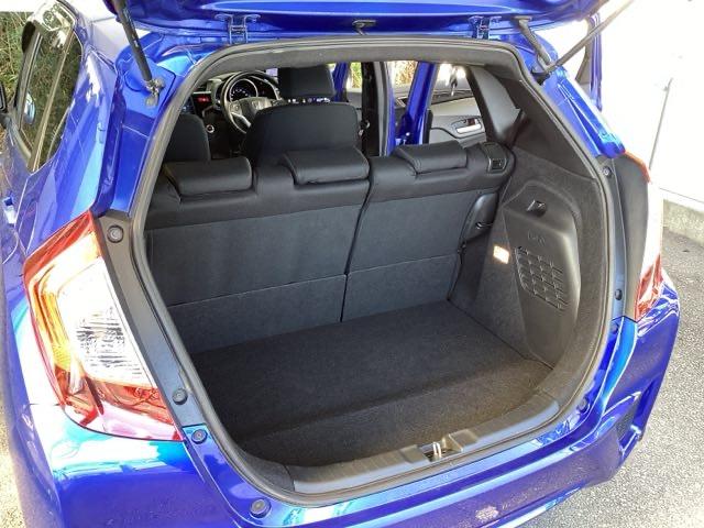 フィットハイブリッド Ｓパッケージ　純正メモリーナビ　衝突低減ブレーキ　点検記録簿　サイドエアバック　リアカメラ　ＵＳＢ　ＶＳＡ　クルコン　地デジＴＶ　イモビライザー　パワーウィンドウ　スマキー　ＤＶＤ再生　ナビＴＶ　ＥＴＣ付　パワステ（18枚目）