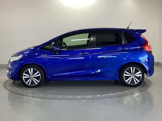 フィットハイブリッド Ｓパッケージ　純正メモリーナビ　衝突低減ブレーキ　点検記録簿　サイドエアバック　リアカメラ　ＵＳＢ　ＶＳＡ　クルコン　地デジＴＶ　イモビライザー　パワーウィンドウ　スマキー　ＤＶＤ再生　ナビＴＶ　ＥＴＣ付　パワステ（26枚目）