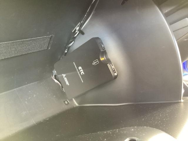 フィットハイブリッド Ｓパッケージ　純正メモリーナビ　衝突低減ブレーキ　点検記録簿　サイドエアバック　リアカメラ　ＵＳＢ　ＶＳＡ　クルコン　地デジＴＶ　イモビライザー　パワーウィンドウ　スマキー　ＤＶＤ再生　ナビＴＶ　ＥＴＣ付　パワステ（33枚目）