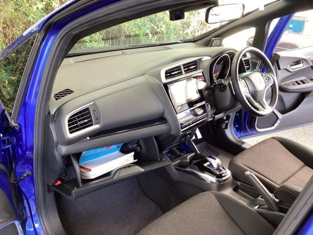 フィットハイブリッド Ｓパッケージ　純正メモリーナビ　衝突低減ブレーキ　点検記録簿　サイドエアバック　リアカメラ　ＵＳＢ　ＶＳＡ　クルコン　地デジＴＶ　イモビライザー　パワーウィンドウ　スマキー　ＤＶＤ再生　ナビＴＶ　ＥＴＣ付　パワステ（35枚目）