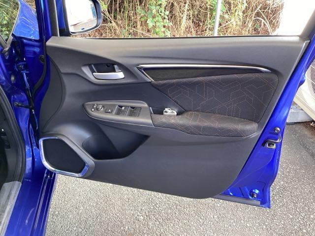 フィットハイブリッド Ｓパッケージ　純正メモリーナビ　衝突低減ブレーキ　点検記録簿　サイドエアバック　リアカメラ　ＵＳＢ　ＶＳＡ　クルコン　地デジＴＶ　イモビライザー　パワーウィンドウ　スマキー　ＤＶＤ再生　ナビＴＶ　ＥＴＣ付　パワステ（51枚目）