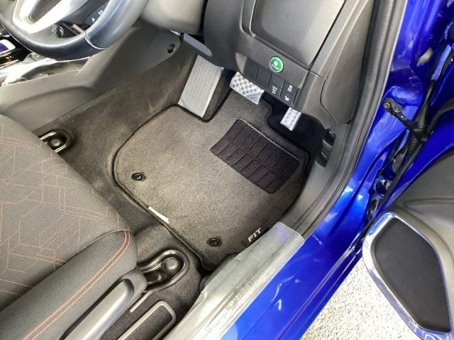 フィットハイブリッド Ｓパッケージ　純正メモリーナビ　衝突低減ブレーキ　点検記録簿　サイドエアバック　リアカメラ　ＵＳＢ　ＶＳＡ　クルコン　地デジＴＶ　イモビライザー　パワーウィンドウ　スマキー　ＤＶＤ再生　ナビＴＶ　ＥＴＣ付　パワステ（52枚目）