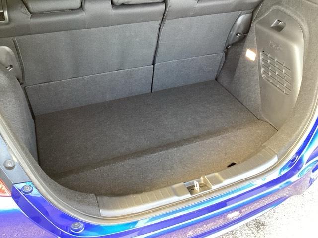 フィットハイブリッド Ｓパッケージ　純正メモリーナビ　衝突低減ブレーキ　点検記録簿　サイドエアバック　リアカメラ　ＵＳＢ　ＶＳＡ　クルコン　地デジＴＶ　イモビライザー　パワーウィンドウ　スマキー　ＤＶＤ再生　ナビＴＶ　ＥＴＣ付　パワステ（64枚目）