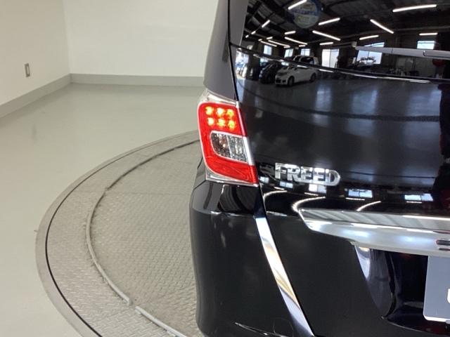 フリード Gプレミアムエディション 純正ナビ フルセグ リアカメラ 地デジTV 盗難防止 VSA Bカメラ オートクルーズ キーレスキー パワステ AAC ETC車載器 3列シート パワーウィンド ABS Wエアバック エアバッグ(33枚目)