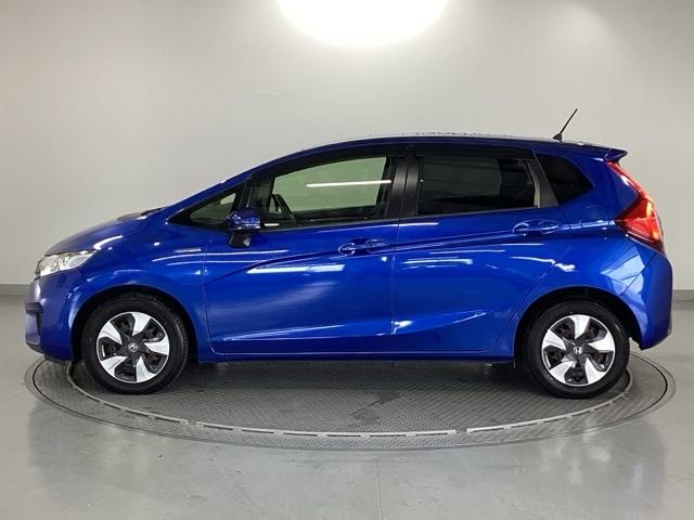 フィットハイブリッド Fパッケージ 純正メモリーナビ ドラレコ リアカメラ 地デジTV 盗難警報装置 記録簿有り AUTOエアコン Dレコ 助手席エアバック ECON ETC付き リヤカメラ ABS付 DVD視聴 横滑り防止システム(25枚目)