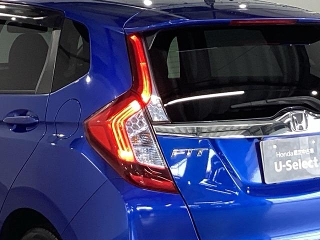 フィットハイブリッド Fパッケージ 純正メモリーナビ ドラレコ リアカメラ 地デジTV 盗難警報装置 記録簿有り AUTOエアコン Dレコ 助手席エアバック ECON ETC付き リヤカメラ ABS付 DVD視聴 横滑り防止システム(27枚目)