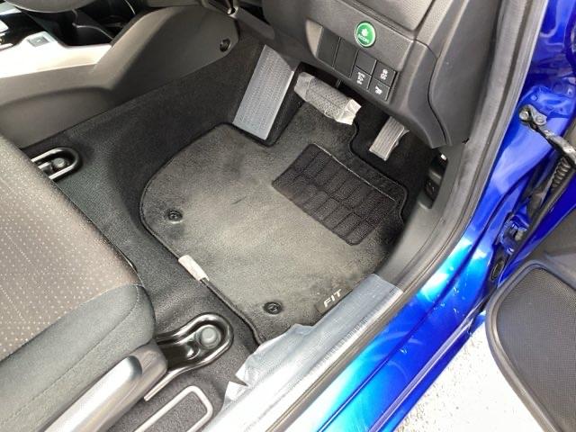 フィットハイブリッド Fパッケージ 純正メモリーナビ ドラレコ リアカメラ 地デジTV 盗難警報装置 記録簿有り AUTOエアコン Dレコ 助手席エアバック ECON ETC付き リヤカメラ ABS付 DVD視聴 横滑り防止システム(50枚目)