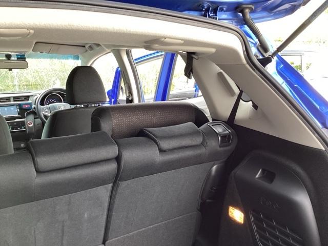 フィットハイブリッド Fパッケージ 純正メモリーナビ ドラレコ リアカメラ 地デジTV 盗難警報装置 記録簿有り AUTOエアコン Dレコ 助手席エアバック ECON ETC付き リヤカメラ ABS付 DVD視聴 横滑り防止システム(61枚目)