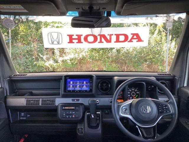 フロントガラスが大きく、ワイドな視界で運転もしやすくなるように設定されています。視認性のよいインパネ周りです。操作スイッチやカップホルダーも使いやすい位置に配置されています。