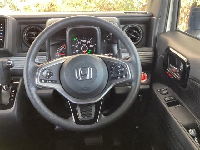 手になじむ感覚のステアリングです。さわり心地、デザイン性、操作性にこだわったアイテムです。