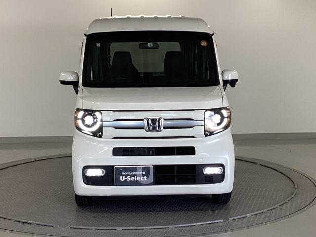 【ＬＥＤヘッドライト】が装備されています。夜間走行時や雨の日に明るく安全に前方を照らすことが出来ます。対向車からも見えやすいので相手に接近を知らせることも出来ます。