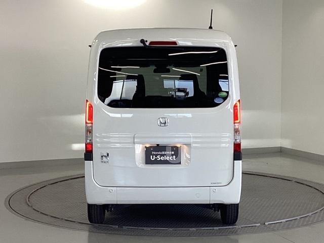 雨天・雪天時に、水滴や汚れを取り除いてくれるのに便利なリアワイパーが付いています。