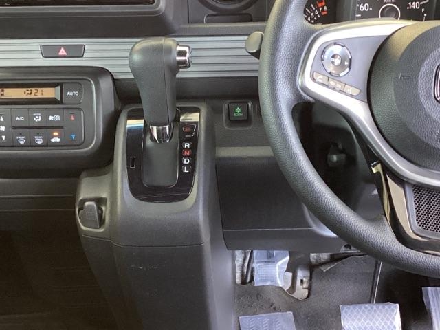 運転席周辺のスマートなレイアウトが、操作のしやすさを実現。快適なドライブをサポートします。パーキングブレーキはフットブレーキタイプです。