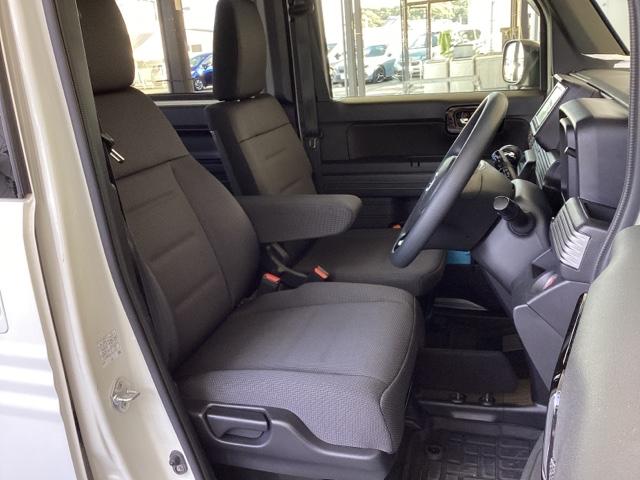 フィット感のあるシート。しっかりと支えてくれるので、長時間の運転を快適にサポートしてくれます。アームレスト付き。長距離ドライブも快適に過ごせます。