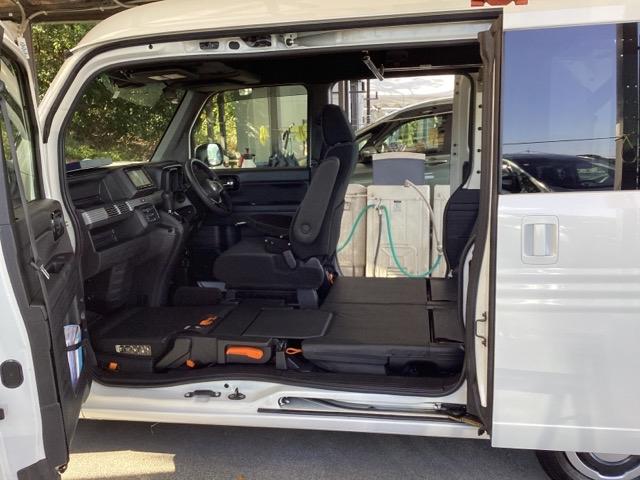 助手席側はセンターピラーレスを採用。長いものや大きくて重いものは、助手席側からの積み下ろしがスムーズです。