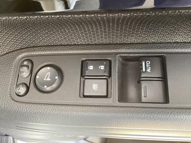 【パワーウィンドウスイッチ】ワンタッチで、パワーウインドウやドアミラーを操作できます。