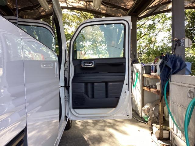 開口部が広いため、荷物を抱えた状態での乗り入れも楽に行えます。ドアポケット収納も充実しております。