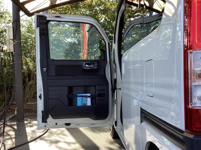 【安全装置】衝突被害軽減ブレーキ・横滑り抑制機能・路外逸脱制御機能も付いていますので安心です。