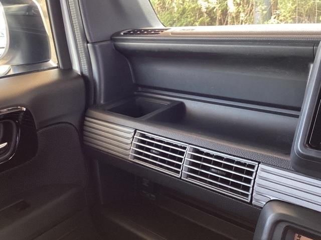 入れるものを限定せず、気軽に使える助手席前のトレー。走行中も落ちにくい形になっていてとても便利です。