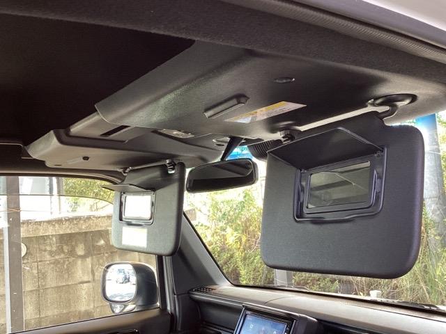 日差しをカットしながら、身だしなみもチェックできます。鏡付きサンバイザーで一石二鳥。