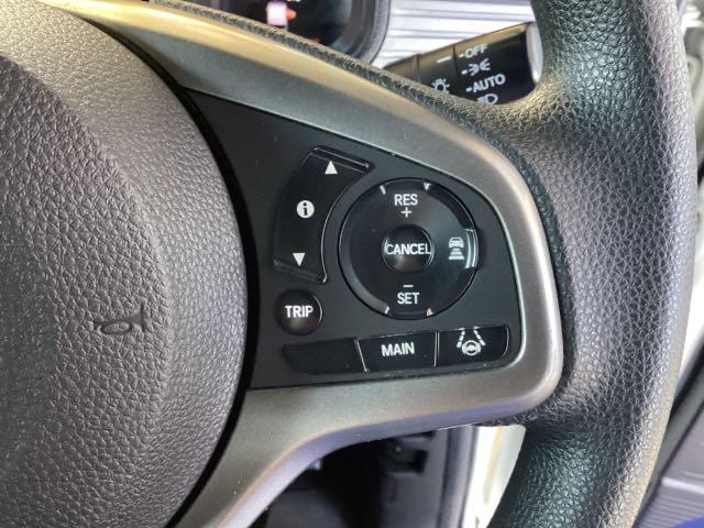 ステアリングホイールの右側がクルーズコントロールスイッチです。アクセルペダルを踏まずに一定走行が出来るので、高速道路での走行がグッと快適になります。