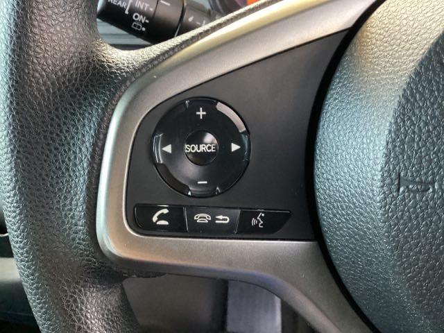ステアリング左手側にオーディオ関連のコントロールスイッチを配置しています。操作時は視線を逸らすことなく運転に集中できます。