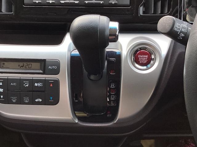 自然に手が届き、操作性の良いインパネシフトに、パーキングブレーキは、フットブレーキタイプなので、運転席と助手席の間はすっきりしています。