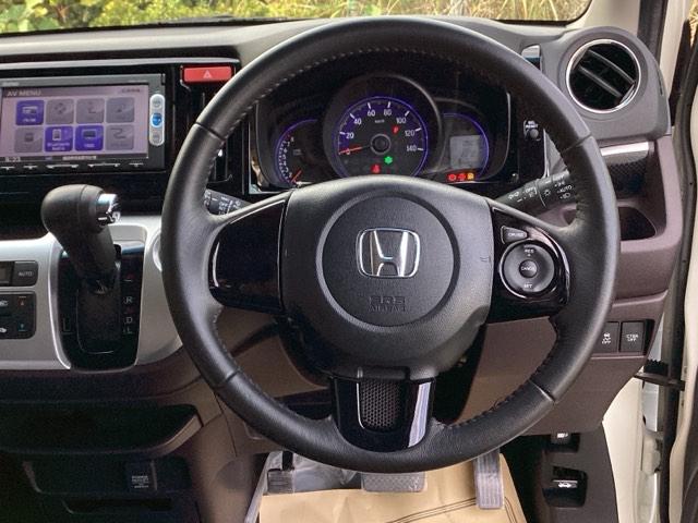 手になじむ感覚のステアリングです。さわり心地、デザイン性、操作性にこだわったアイテムです。