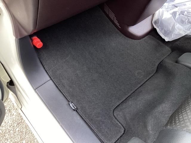いまコレ＋のフロアカーペットマットは新品の純正品で、クルマに合わせた専用デザイン。足元をリフレッシュして、運転をもっと楽しく、快適に。