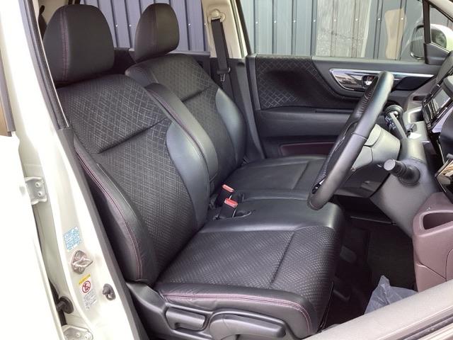 フロントは助手席と繋がったベンチシートです。